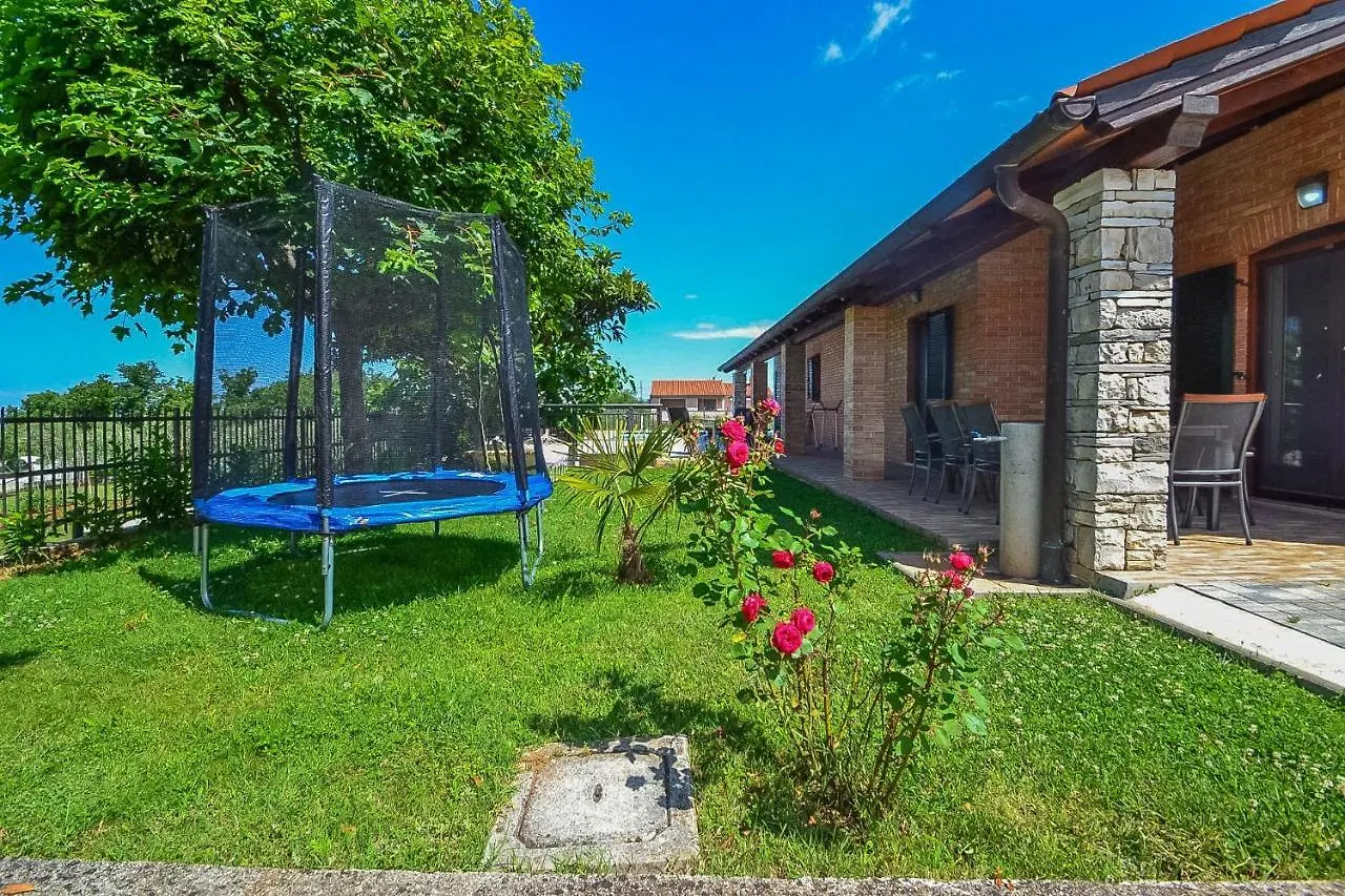 Villa Yvec Plovanija 0*,
